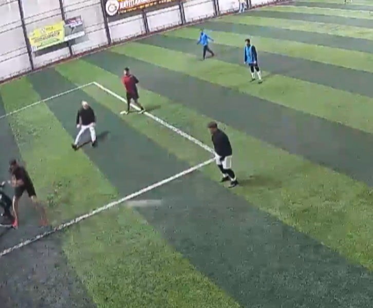 KAHRAMANMARAŞ'TA BİR KİŞİ FUTBOL MAÇI SIRASINDA ANİDEN YERE DÜŞEREK HAYATINI KAYBETTİ.