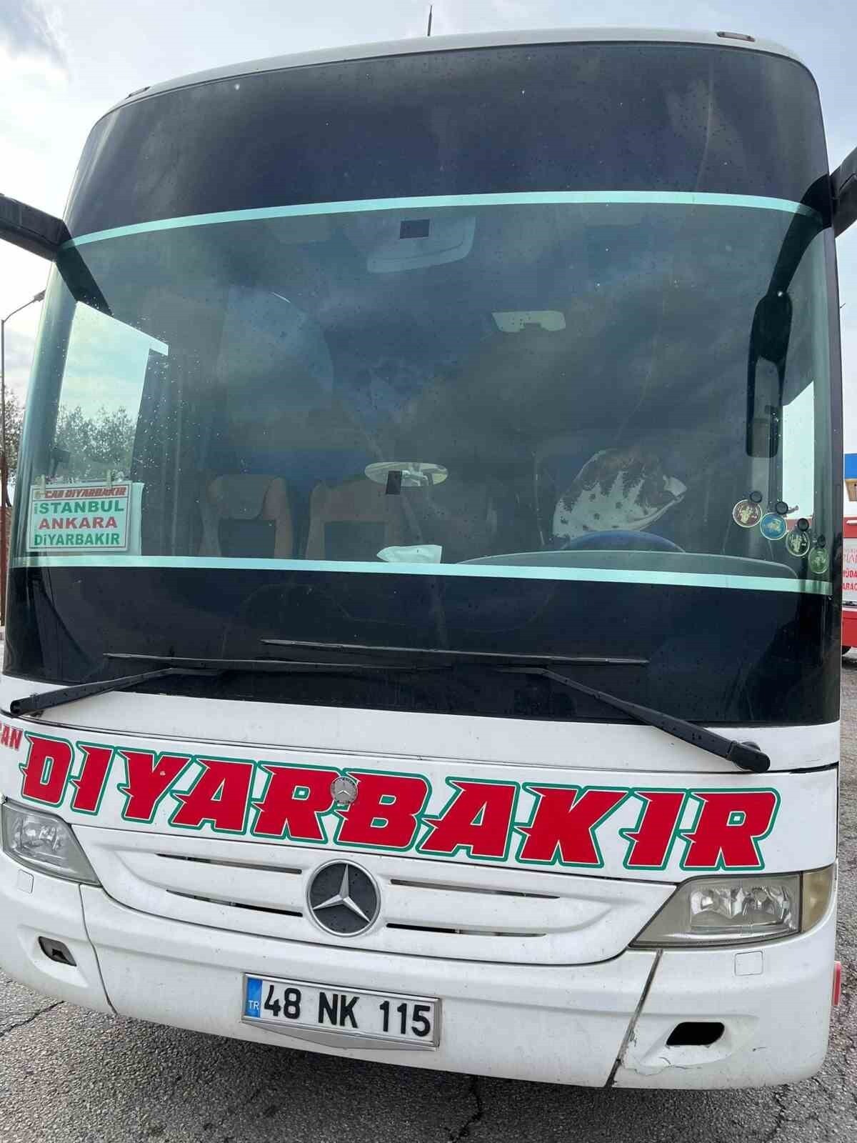 KAHRAMANMARAŞ'TA SEYİR HALİNDEKİ BİR YOLCU OTOBÜSÜNDE ÇIKAN YANGIN EKİPLERİN MÜDAHALESİ İLE...