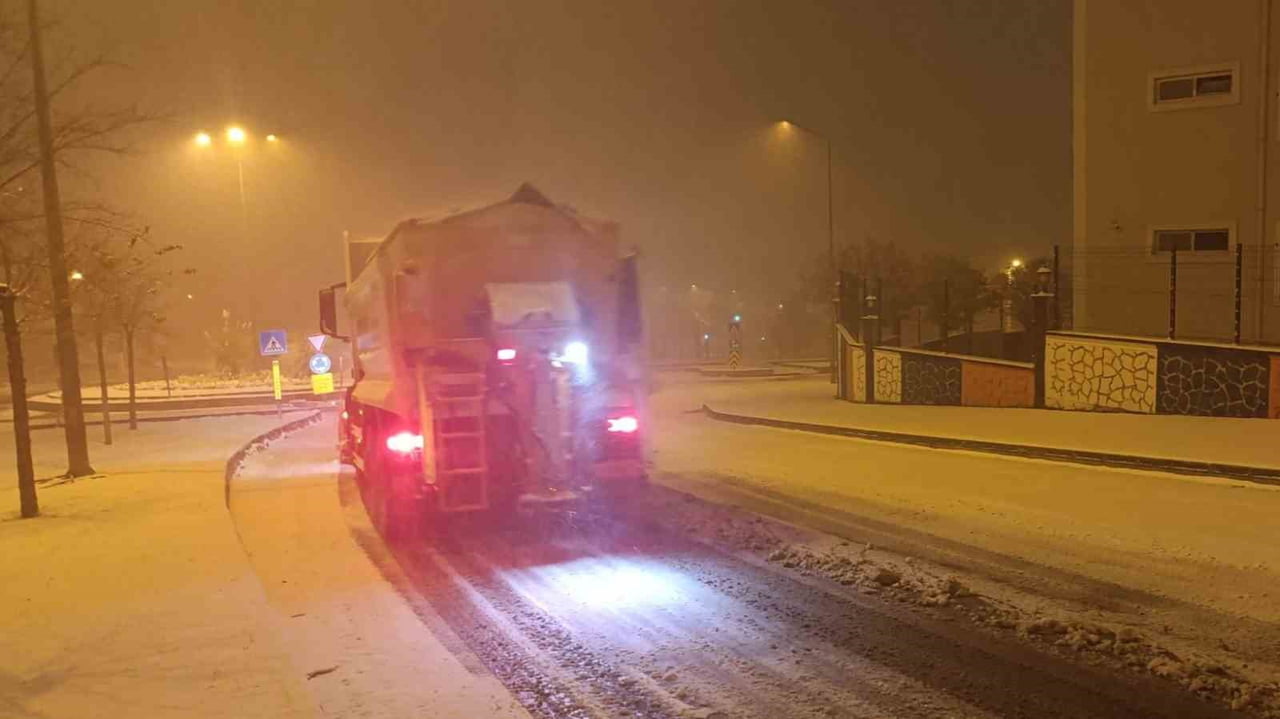 KAHRAMANMARAŞ BÜYÜKŞEHİR BELEDİYESİ, KAR YAĞIŞININ BAŞLAMASIYLA BİRLİKTE ŞEHİR MERKEZİ VE...