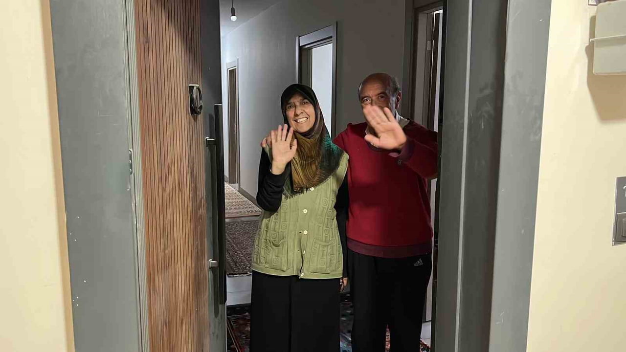 KAHRAMANMARAŞ MERKEZLİ MEYDANA GELEN DEPREMLERDE EVİ YIKILAN DEPREMZEDE YAŞLI ÇİFT, YENİ YILA YENİ...