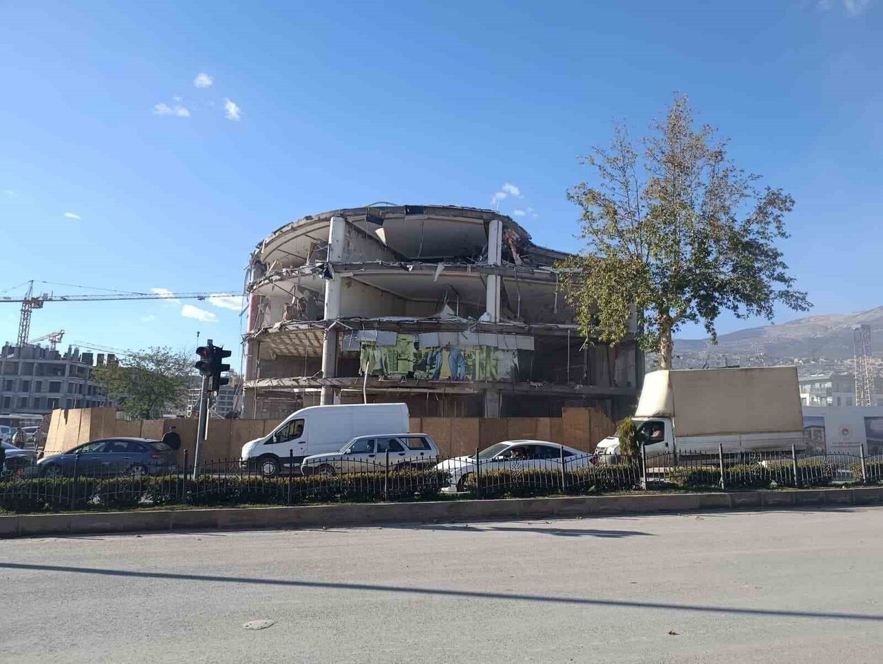 KAHRAMANMARAŞ MERKEZLİ MEYDANA GELEN DEPREMLERDE HASAR ALAN İŞ MERKEZİ EKİPLERİN ÇALIŞMASI SONUCU...