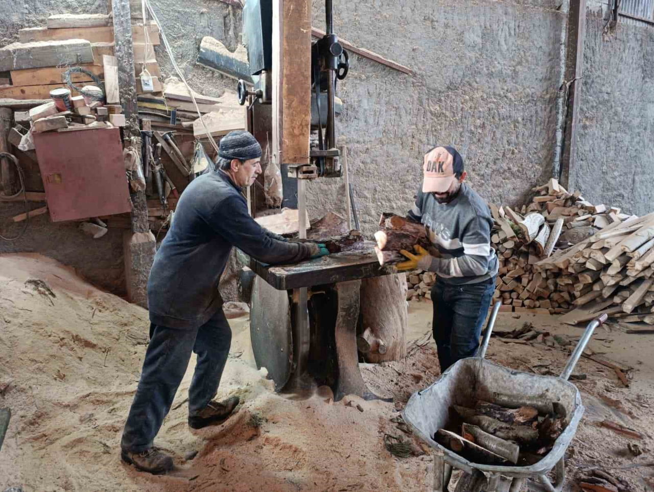 KAHRAMANMARAŞ’TA ESKİ SOBA VE KÖMÜRLÜ EVLERİN DEPREMDE YIKILMASIYLA KENT MERKEZİNDE DOĞALGAZLI...