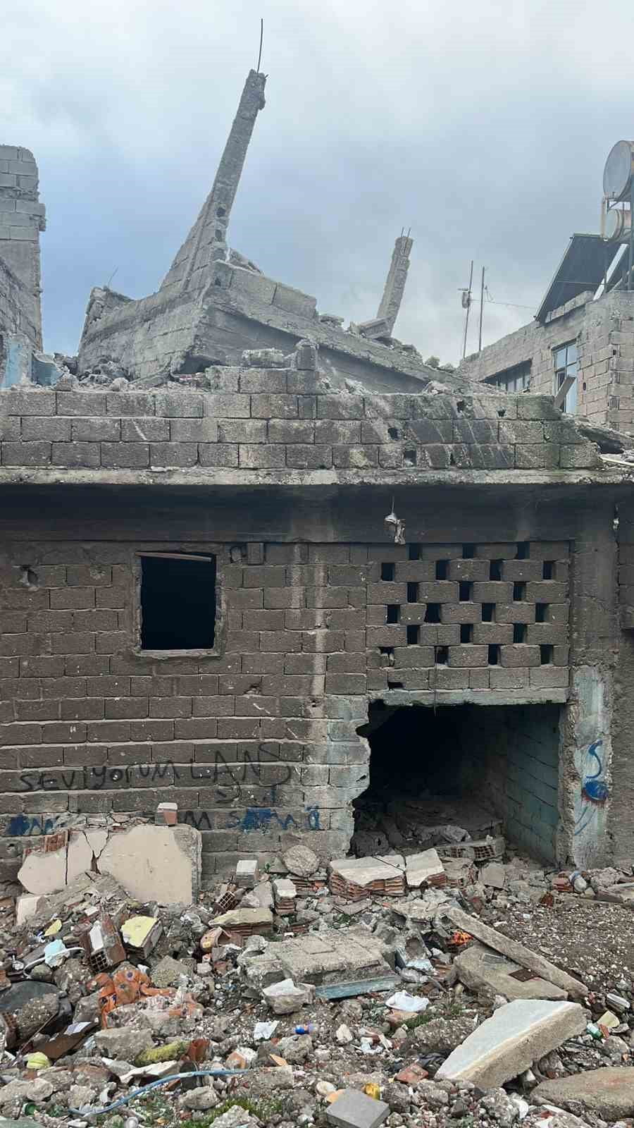 KAHRAMANMARAŞ’TA UZUN SÜREDİR KULLANILMAYAN METRUK BİR EV ÇÖKTÜ