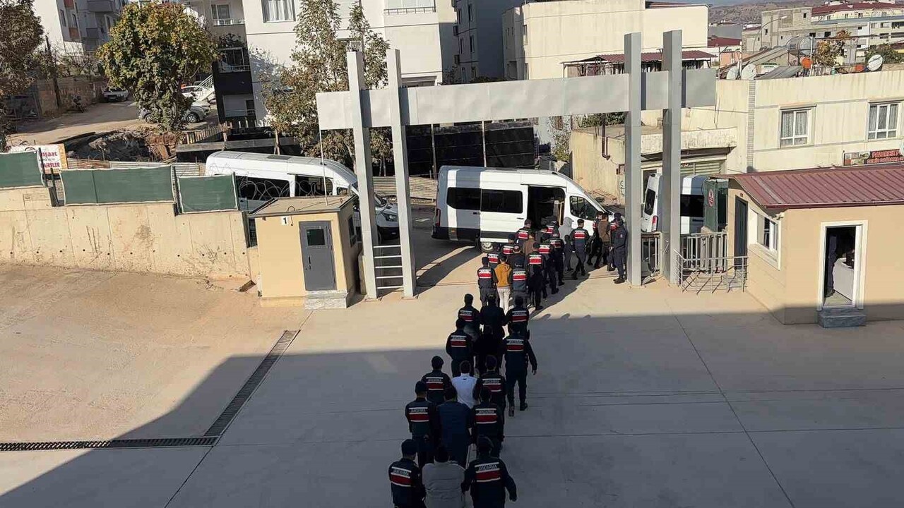 KAHRAMANMARAŞ VE GAZİANTEP'TE DÜZENLENEN TEFECİLİK OPERASYONU KAPSAMINDA GÖZALTINA ALINAN 17 KİŞİ...