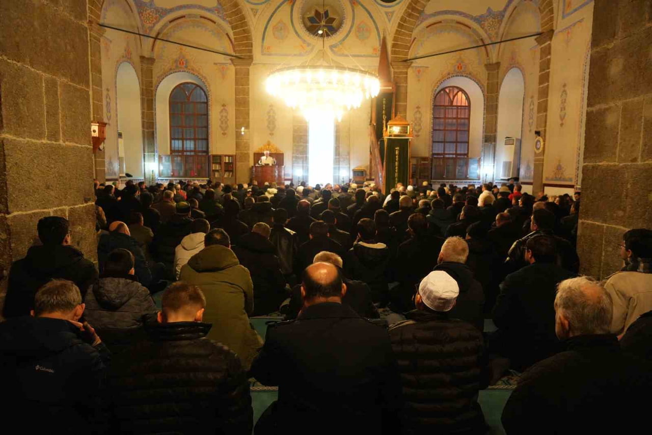 KANDİL DOLAYISIYLA SAMSUN BÜYÜK CAMİİ'NDE DÜZENLENEN PROGRAMDA CEMAAT DUALAR EDEREK İBADETLERİNİ...