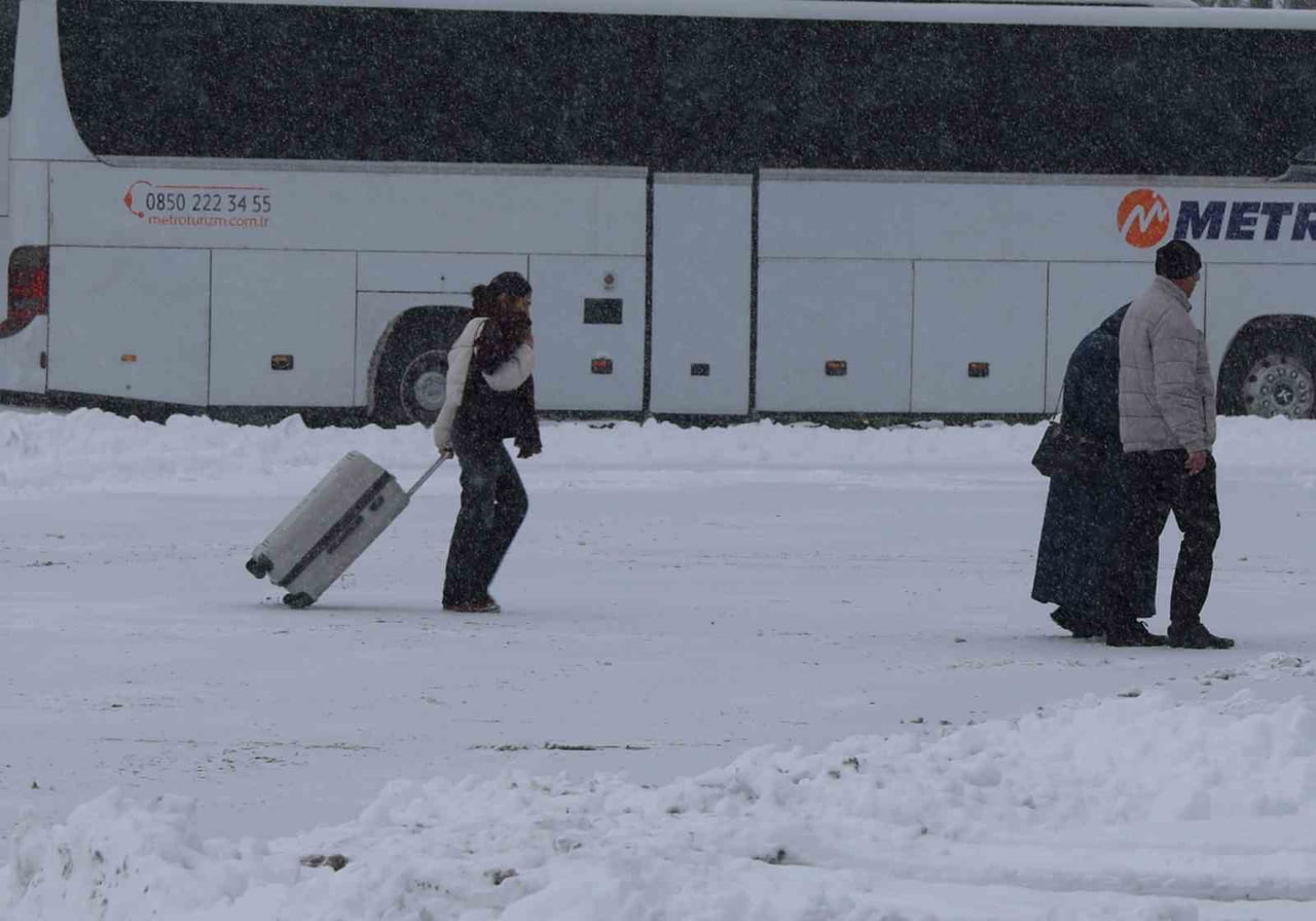 KAPATILAN KARA YOLLARI SONRASI SİVAS ŞEHİRLERARASI OTOBÜS TERMİNALİ’NDE OTOBÜS BEKLEYEN...