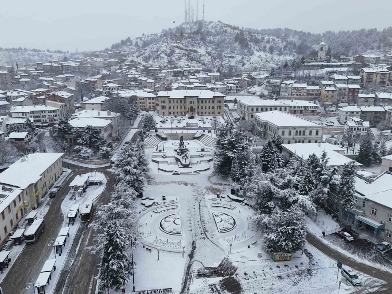 KAR KALINLIĞI 10 SANTİMETRENİN ÜZERİNE ÇIKARKEN SOKAKLAR, TARİHİ BİNALAR VE MEYDANLAR KARLA...