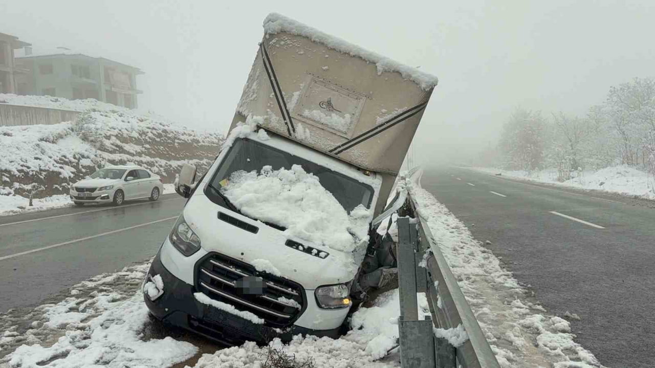 KAR NEDENİYLE KAYAN ARAÇLAR KAZA YAPTI.