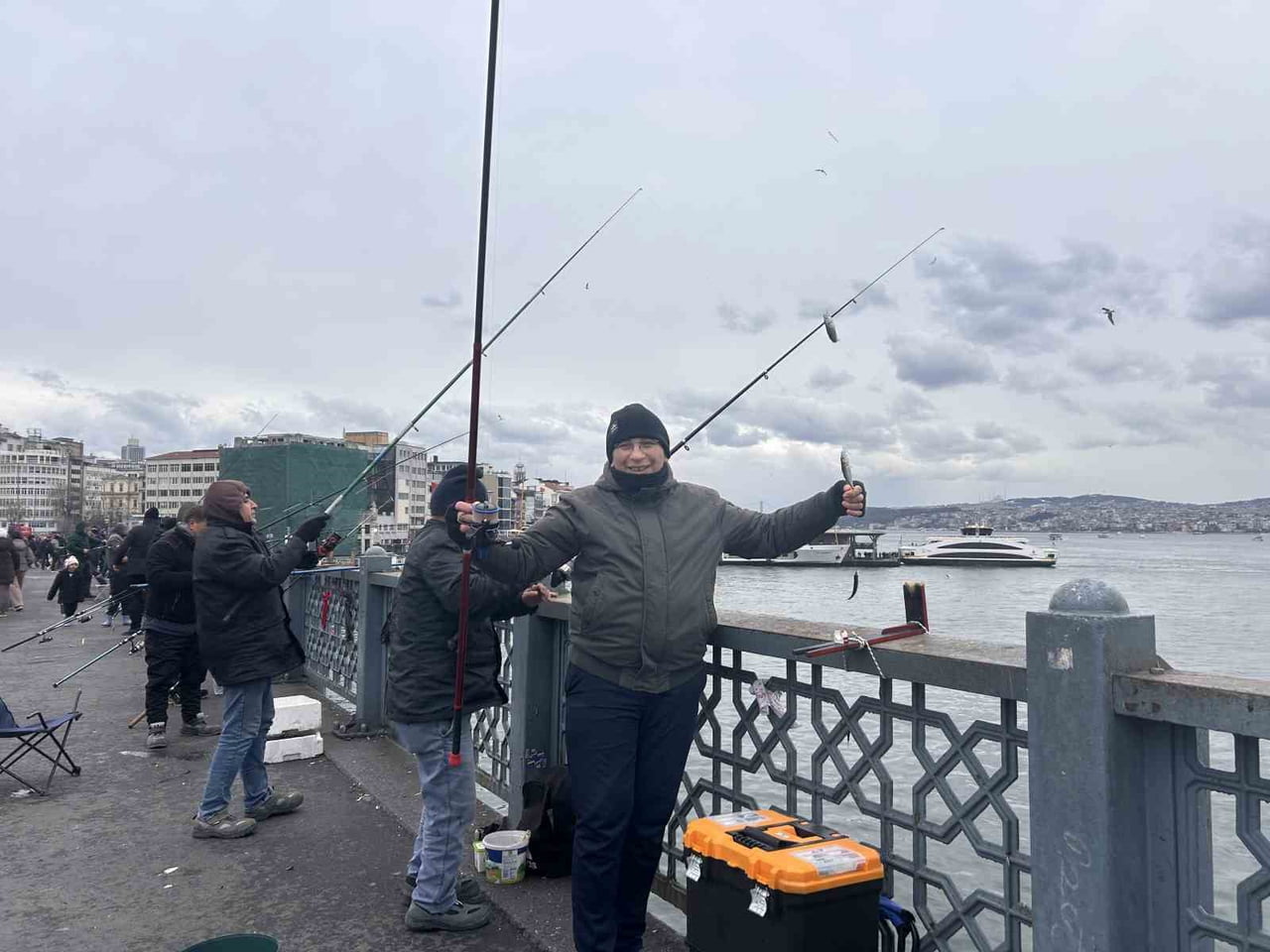KAR ÖZLEMİ İSTANBUL'DA SON BULURKEN, YILIN SON GÜNÜNDE DONDURUCU SOĞUĞA ALDIRIŞ ETMEDEN GALATA...