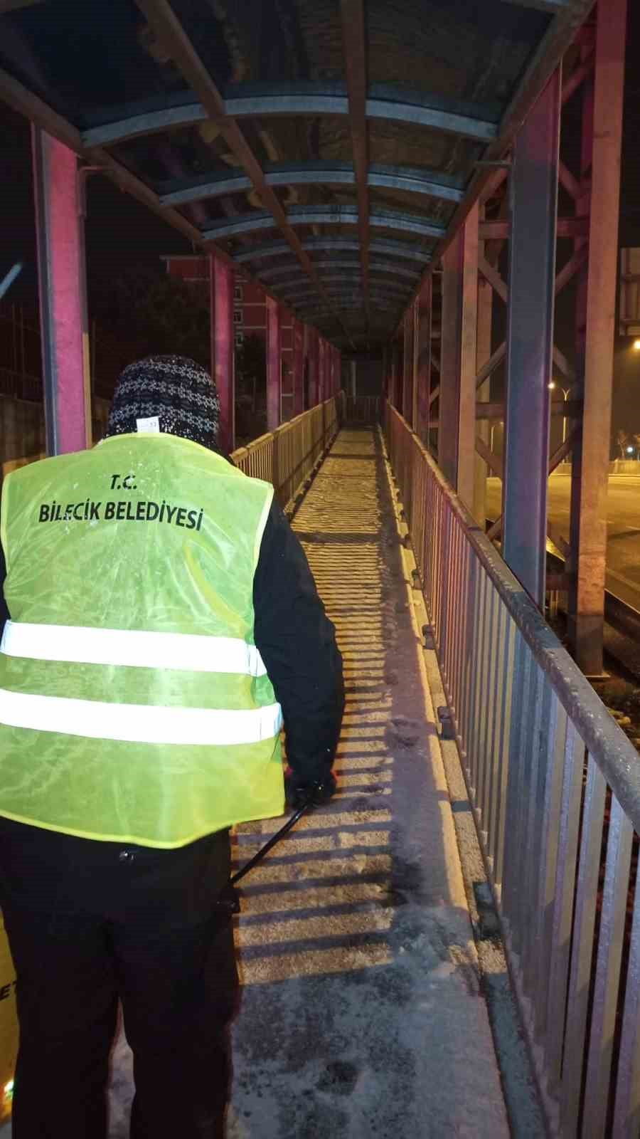 KAR VE DON RİSKİNE KARŞI BELEDİYE EKİPLERİ GECE BOYUNCA SAHADAYDI