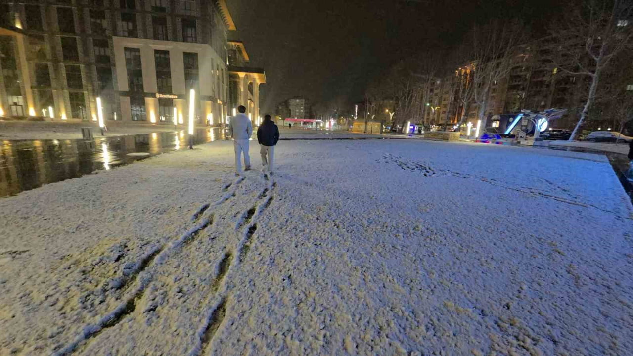 KAR YAĞIŞI İLE BİRLİKTE KÜTAHYA KENT MERKEZİ BEYAZA BÜRÜNÜRKEN, KARTPOSTALLIK GÖRÜNTÜLER...