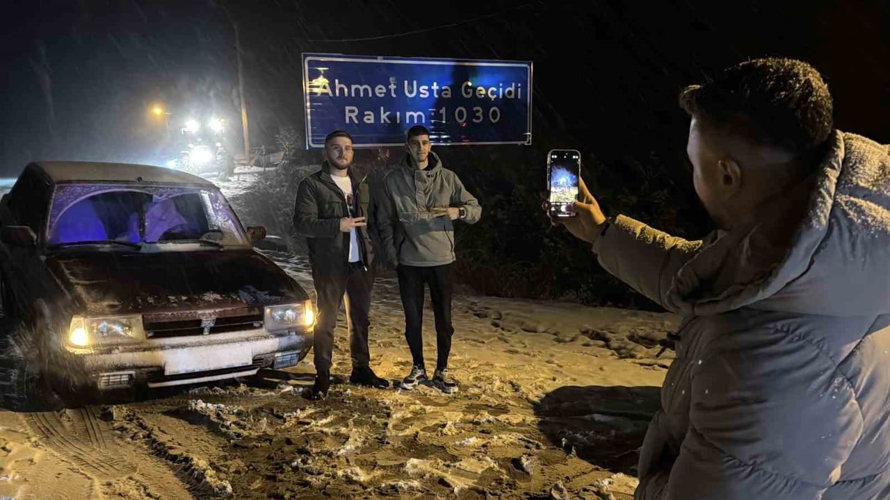 KAR YAĞIŞINI FIRSAT BİLEN VATANDAŞLAR, KARABÜK’ÜN YÜKSEK KESİMLERİNE AKIN EDEREK ATEŞ YAKIP...