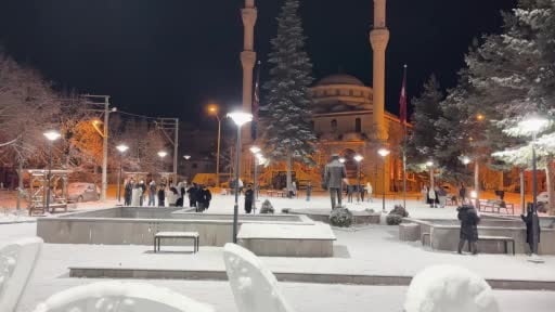 Kar yağışını gören soluğu dışarıda aldı: Kimi halay çekti, kimi kartopu oynadı