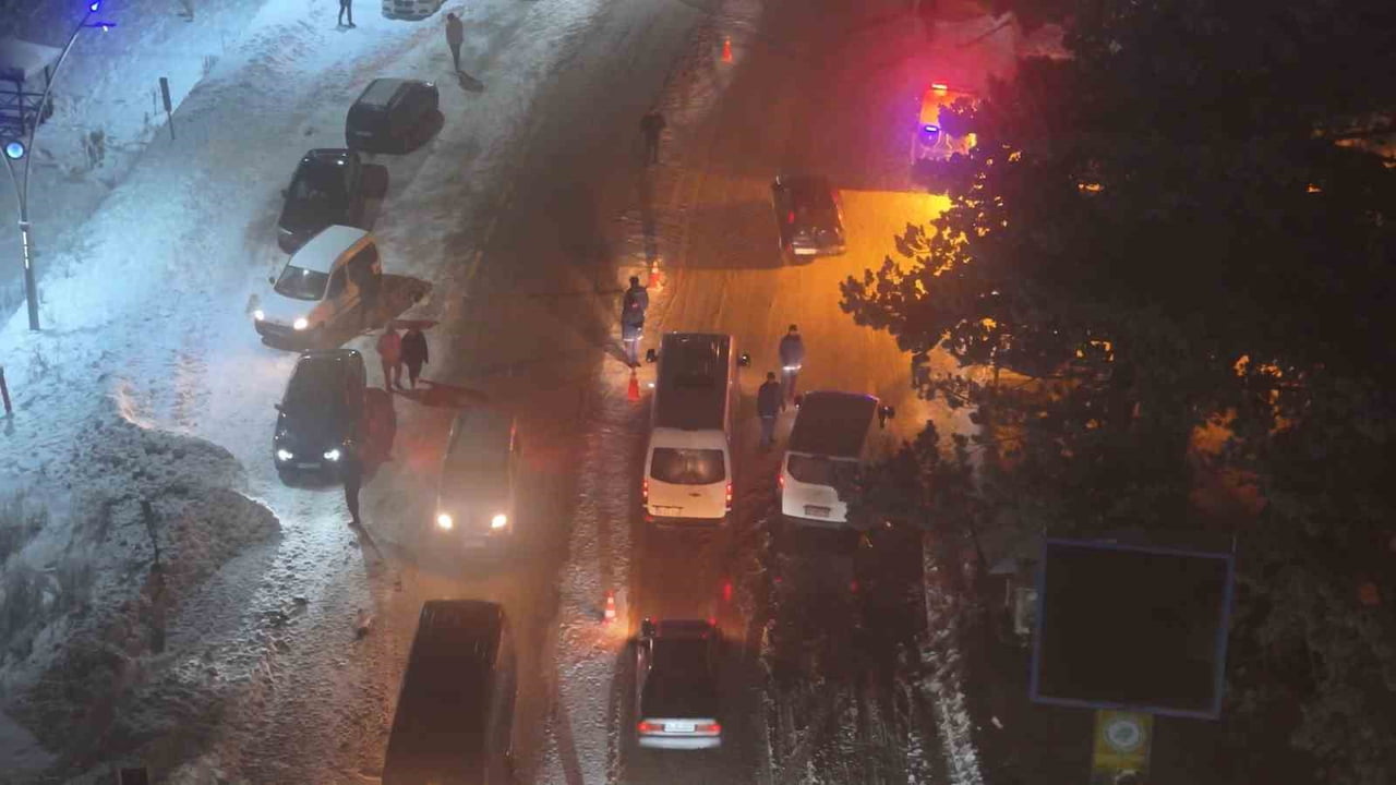 KAR YAĞIŞININ ARDINDAN ULUDAĞ’A AKIN BAŞLADI. MİLLİ PARK GİŞELERİNDEN HER 10 SANİYEDE BİR ARAÇ...