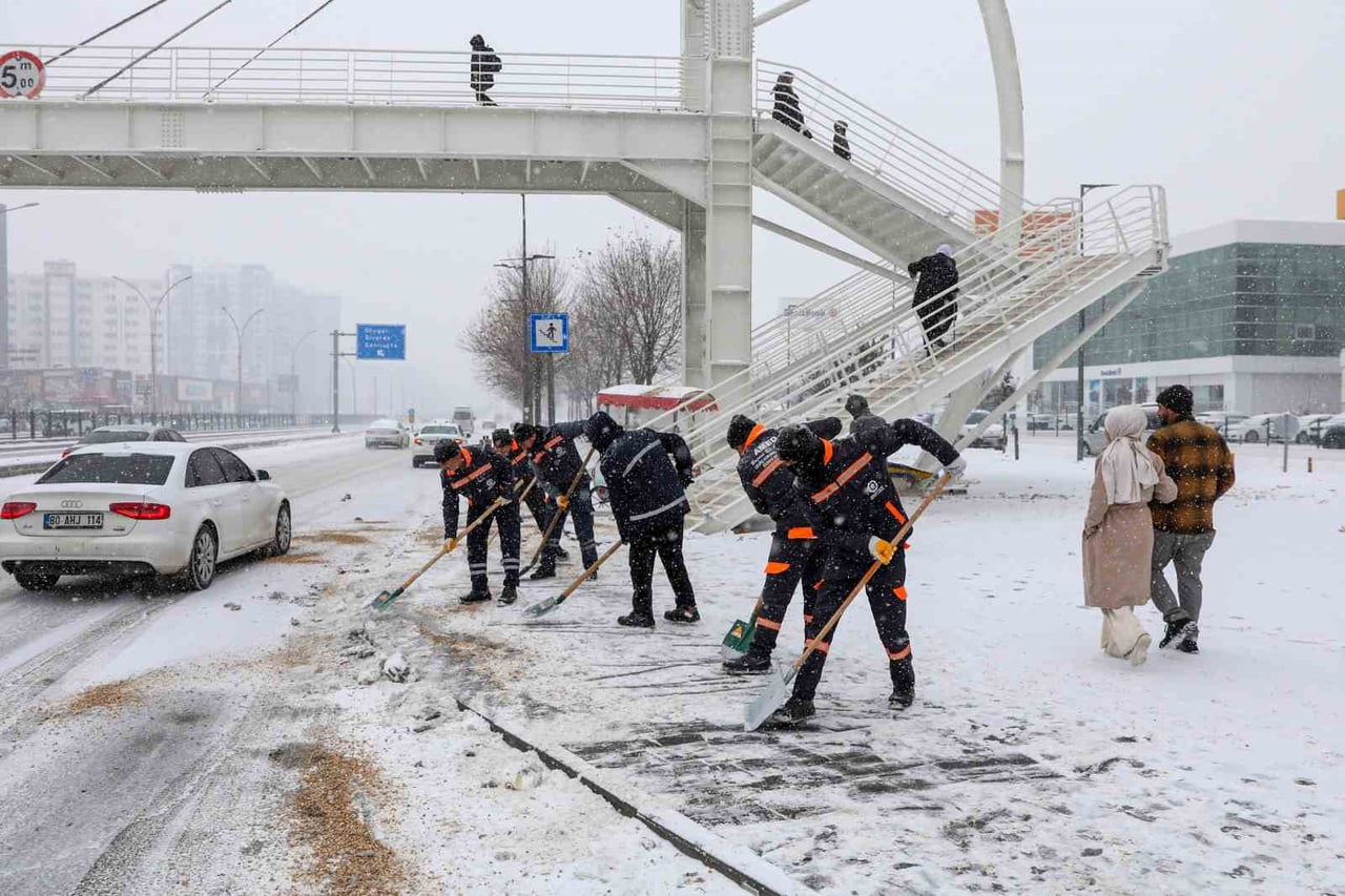 KAR YAĞIŞININ KENT GENELİNDE ETKİLİ OLMASIYLA BİRLİKTE DİYARBAKIR BÜYÜKŞEHİR BELEDİYESİ...