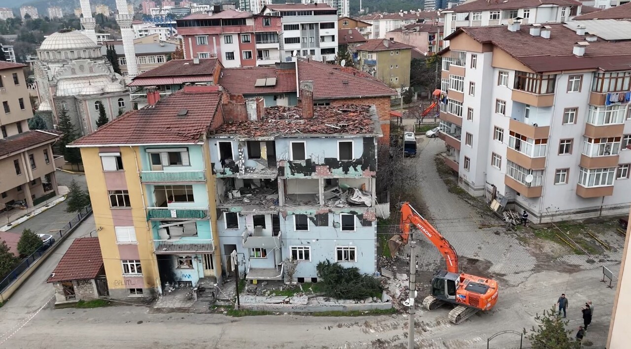 KARABÜK'TE 3 YIL ÖNCE MEYDANA GELEN DOĞAL GAZ PATLAMASI NEDENİYLE ÇÖKME TEHLİKESİ OLUŞAN VE RİSK...