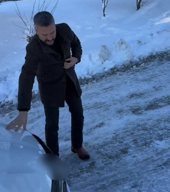 KARABÜK'ÜN ESKİPAZAR İLÇESİNDE ETKİLİ OLAN KAR YAĞIŞI NEDENİYLE YOLLARDA BUZLANMA MEYDANA...