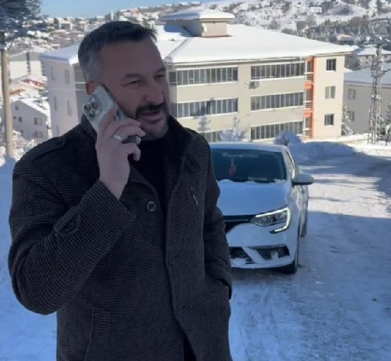 KARABÜK'ÜN ESKİPAZAR İLÇESİNDE ETKİLİ OLAN KAR YAĞIŞI NEDENİYLE YOLLARDA BUZLANMA MEYDANA...