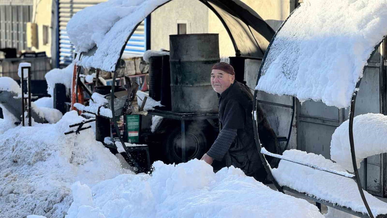 KARABÜK'ÜN SAFRANBOLU İLÇESİNDE 3 GÜN SÜREN KAR YAĞIŞININ ARDINDAN SANAYİ SİTESİNDEKİ ESNAFLAR İŞ...