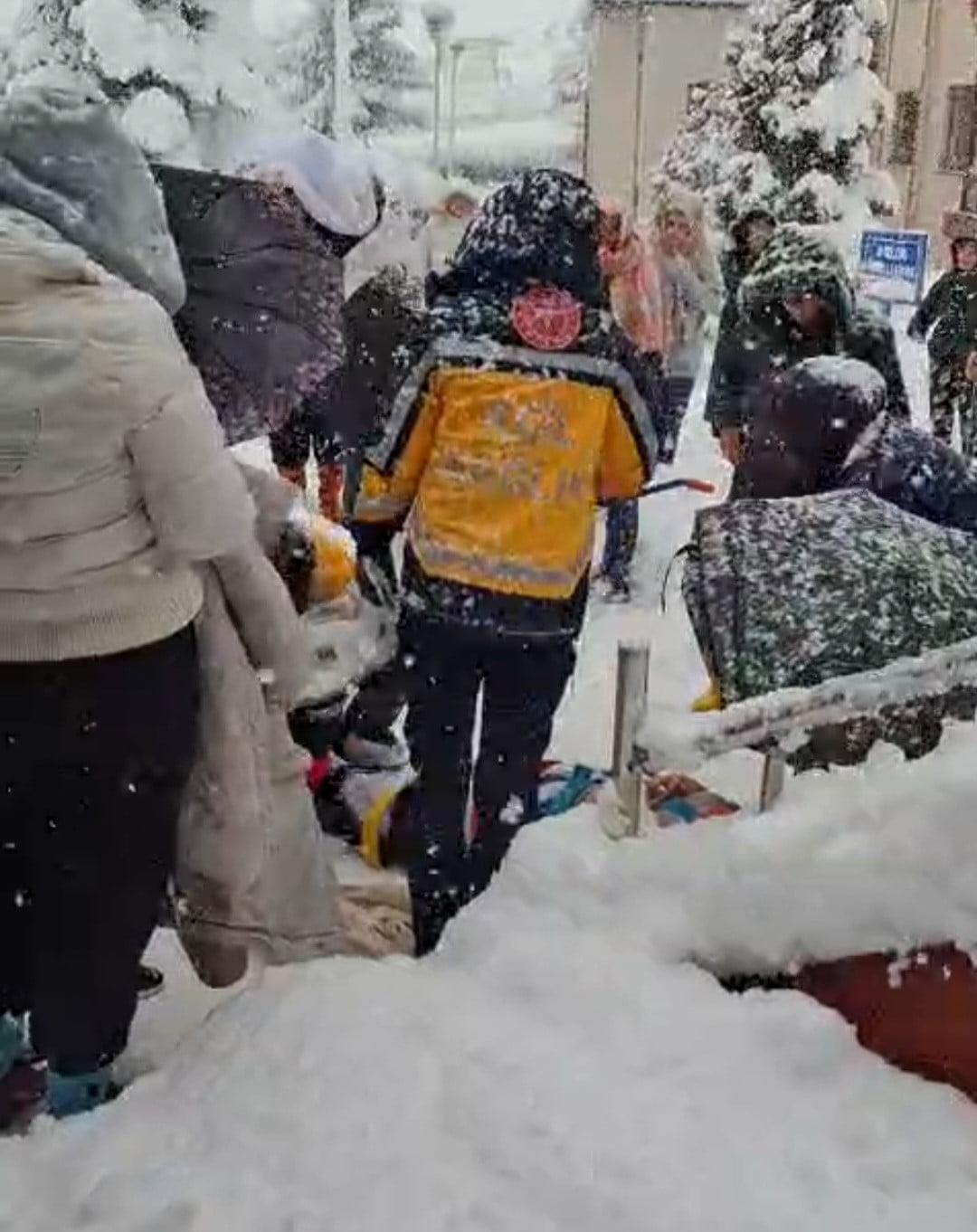 KARABÜK'ÜN YENİCE İLÇESİNDE KIZ YURDUNDA BİR ÖĞRENCİ KARLA KAPLI MERDİVENDEN DÜŞEREK...