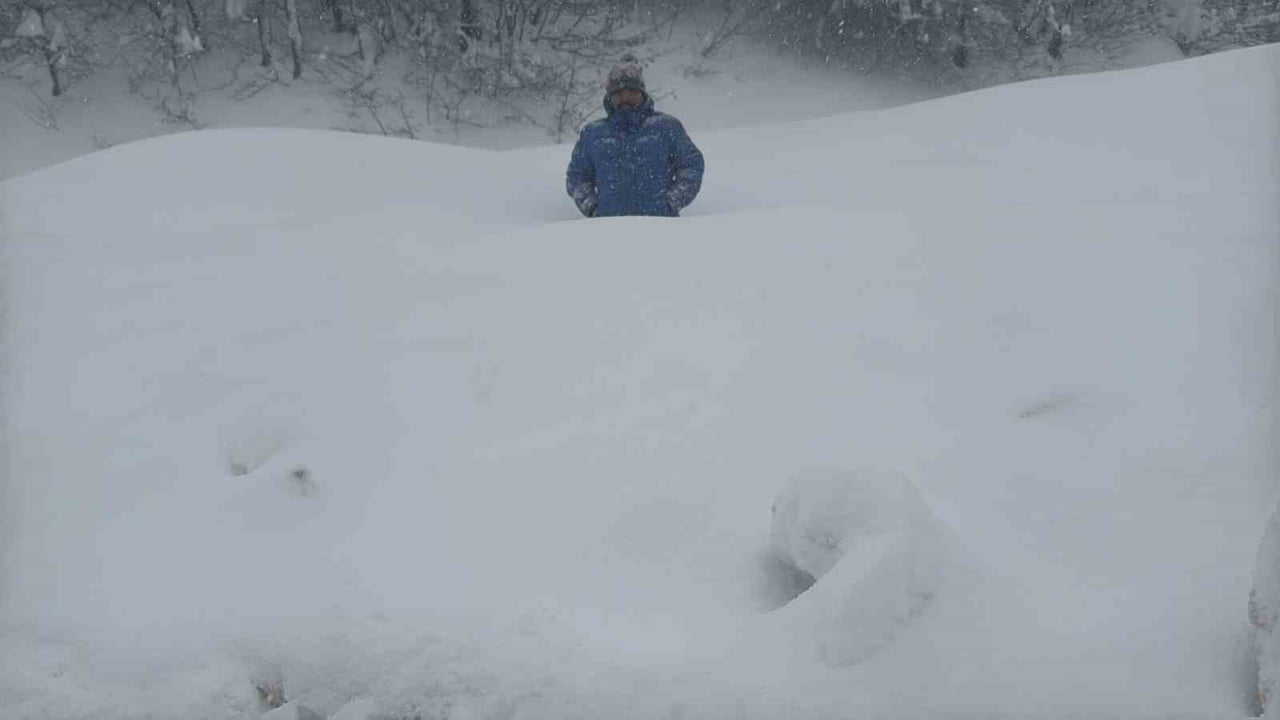 KARABÜK-BARTIN KARA YOLUNDA KAR KALINLIĞININ YER YER 1,5 METREYİ AŞMASI NEDENİYLE ULAŞIMDA...