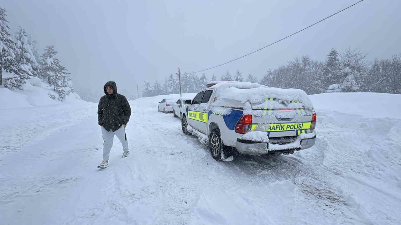 KARABÜK-BARTIN KARA YOLUNDA KAR KALINLIĞININ YER YER 1,5 METREYİ AŞMASI NEDENİYLE ULAŞIMDA...