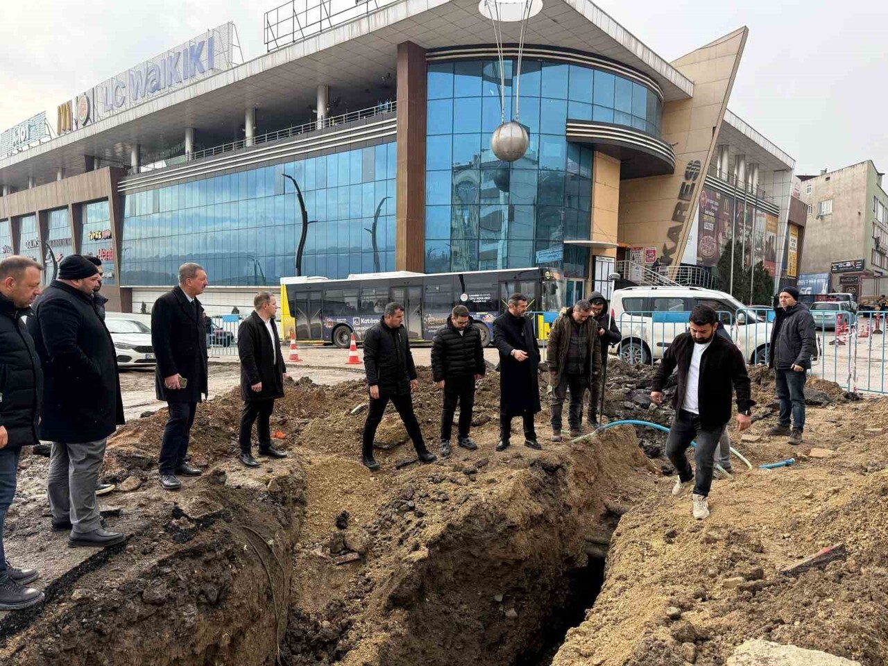 KARABÜK BELEDİYE BAŞKANI ÖZKAN ÇETİNKAYA, ŞEHİR MERKEZİNDE DEVAM EDEN ALTYAPI VE ÜSTYAPI...