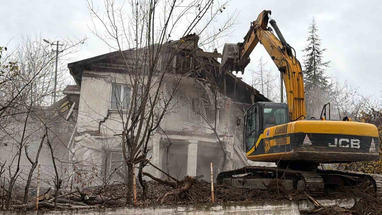 KARABÜK BELEDİYESİ, ŞEHİR GENELİNDE GÜVENLİK RİSKİ OLUŞTURAN VE GÖRÜNTÜ KİRLİLİĞİNE NEDEN OLAN...