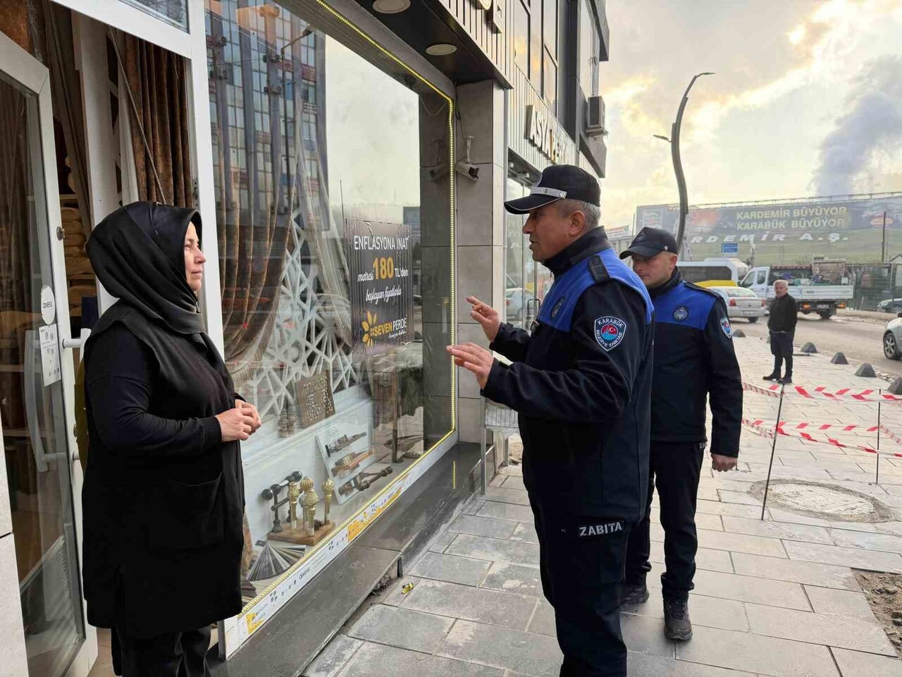 KARABÜK BELEDİYESİ ZABITA EKİPLERİ, KENT GENELİNDE İZİNSİZ İLAN VE KALDIRIM İŞGALLERİNE YÖNELİK...