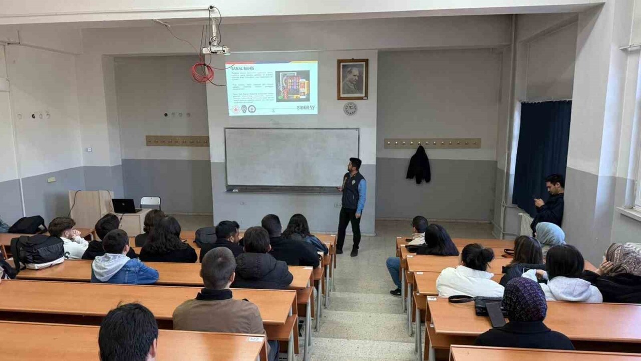 KARABÜK İL EMNİYET MÜDÜRLÜĞÜ, KBÜ BİLİŞİM TEKNOLOJİLERİ MYO ÖĞRENCİLERİNE SİBER GÜVENLİK VE...