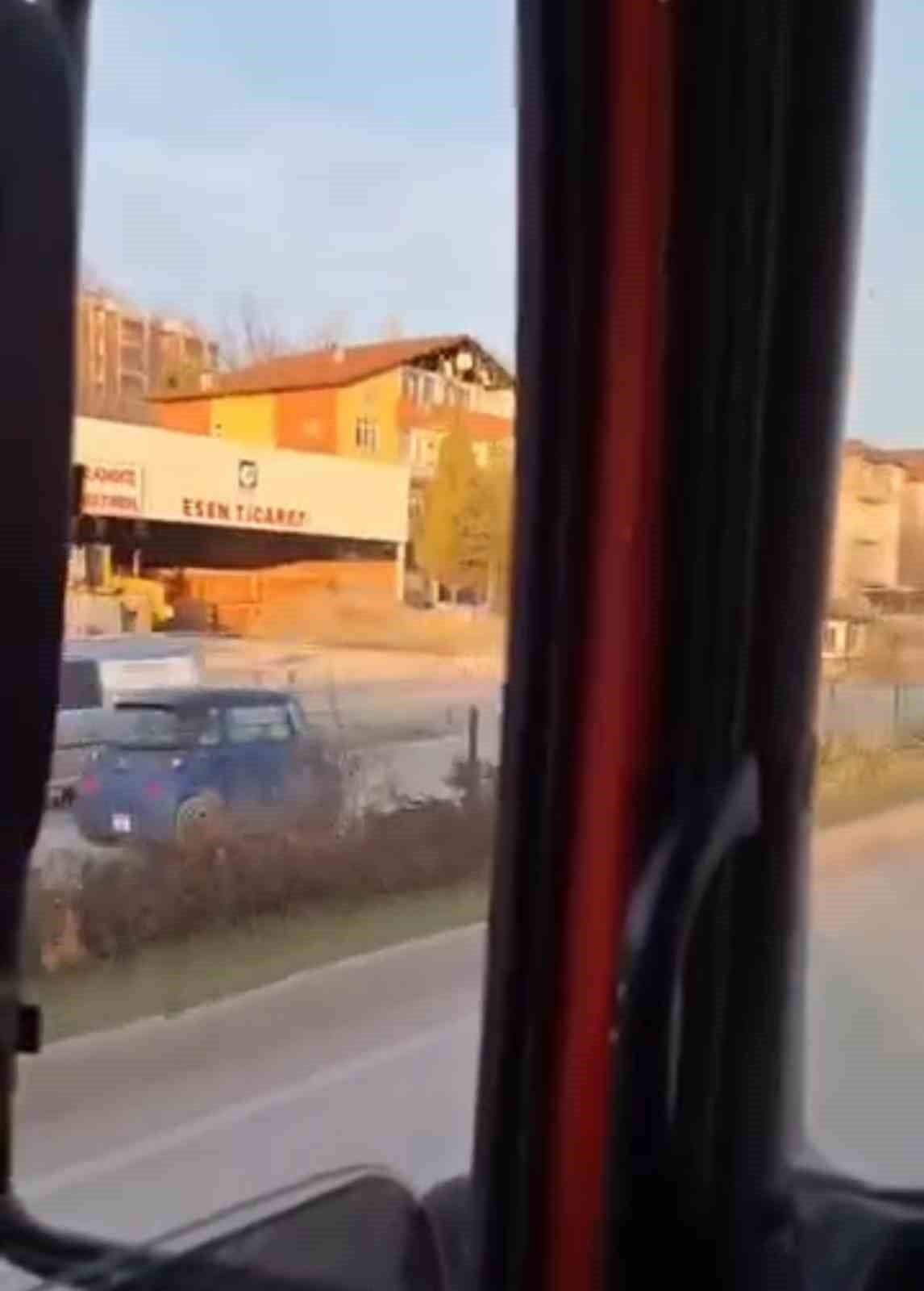 KARABÜK’TE AKAN TRAFİĞE RAĞMEN TERS İSTİKAMETTE İLERLEYEN ELEKTRİKLİ ARAÇ, CEP TELEFONU...