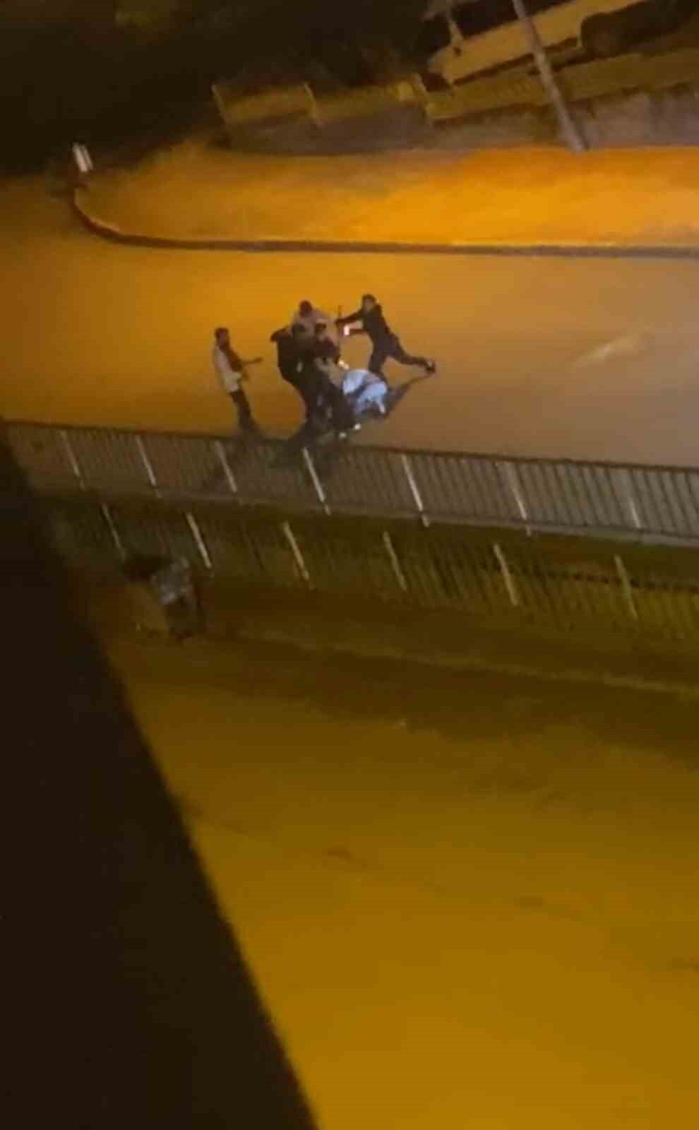 KARABÜK’TE BİR GENÇ 4 KİŞİ TARAFINDAN ACIMASIZCA DARBEDİLİRKEN, GENCİ KURTARMAYA ÇALIŞAN...