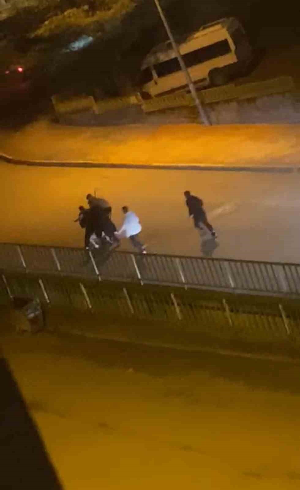 KARABÜK’TE BİR GENÇ 4 KİŞİ TARAFINDAN ACIMASIZCA DARBEDİLİRKEN, GENCİ KURTARMAYA ÇALIŞAN...