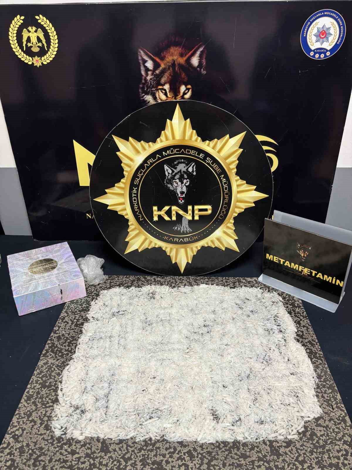 KARABÜK’TE DÜZENLENEN UYUŞTURUCU OPERASYONUNDA 497 GRAM METAMFETAMİN İLE YÜKLÜ MİKTARDA PARA ELE...