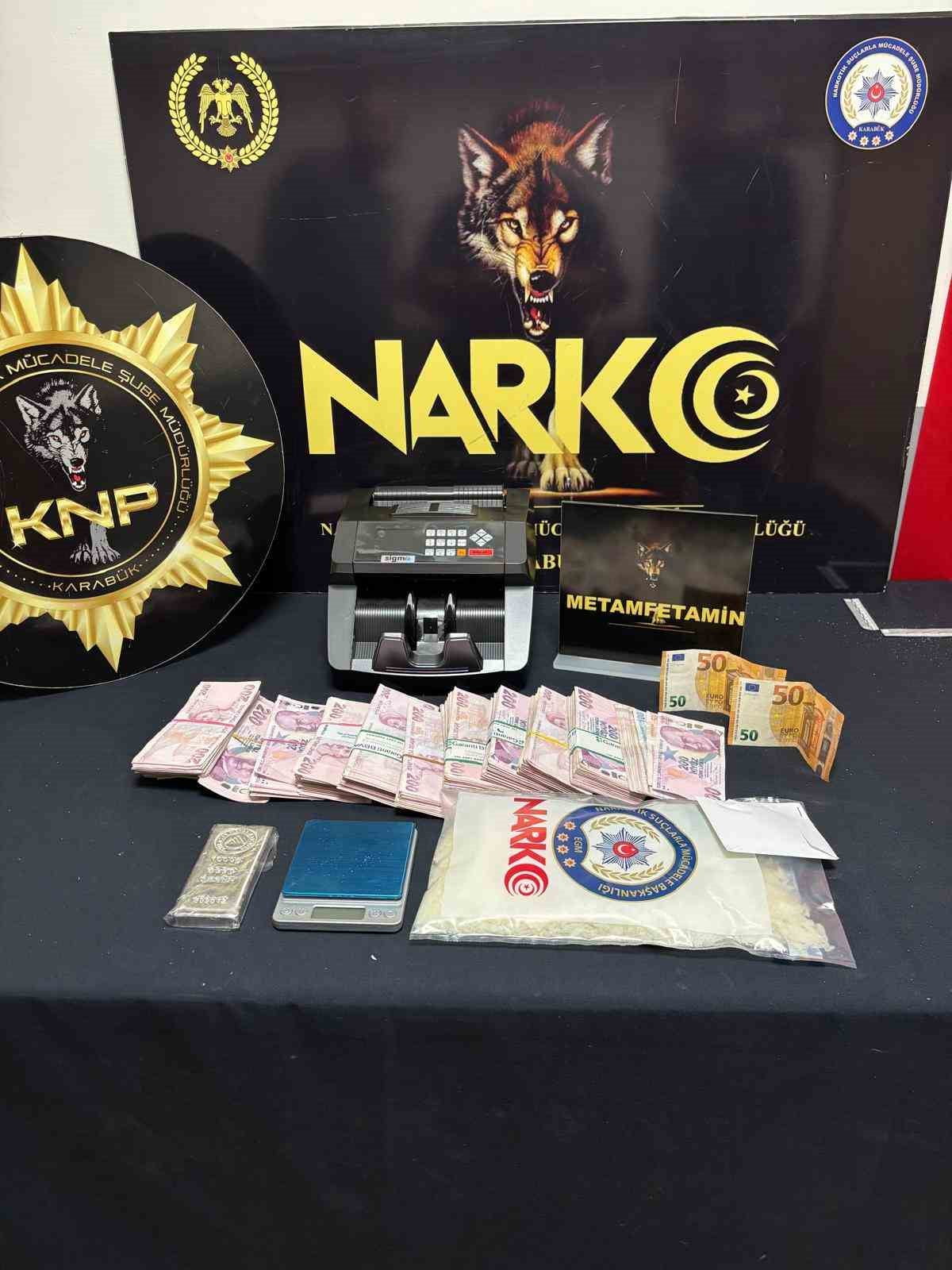 KARABÜK’TE DÜZENLENEN UYUŞTURUCU OPERASYONUNDA 497 GRAM METAMFETAMİN İLE YÜKLÜ MİKTARDA PARA ELE...