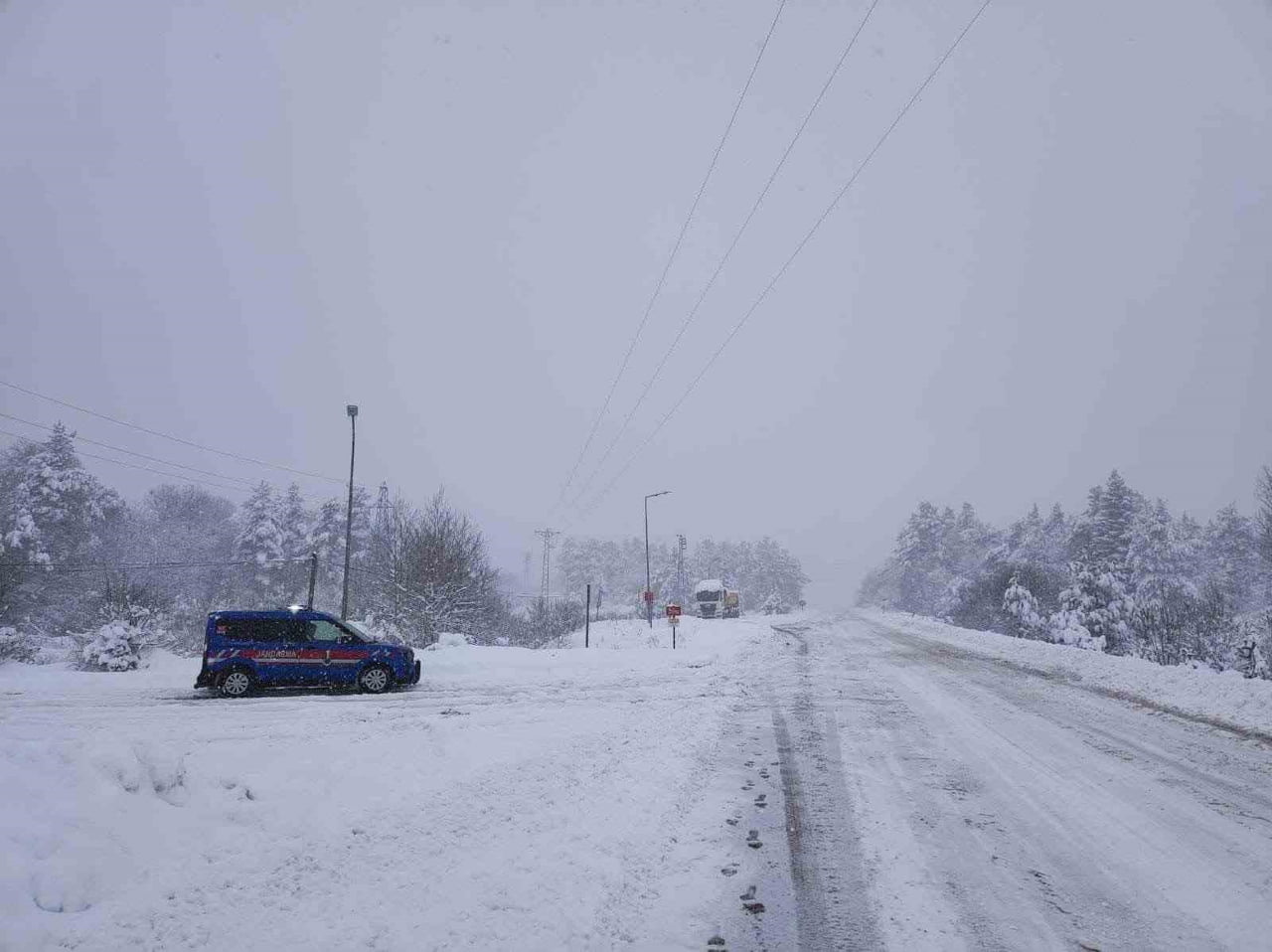 KARABÜK’TE ETKİLİ OLAN KAR YAĞIŞI NEDENİYLE 112 KÖY YOLU ULAŞIMA KAPANDI.