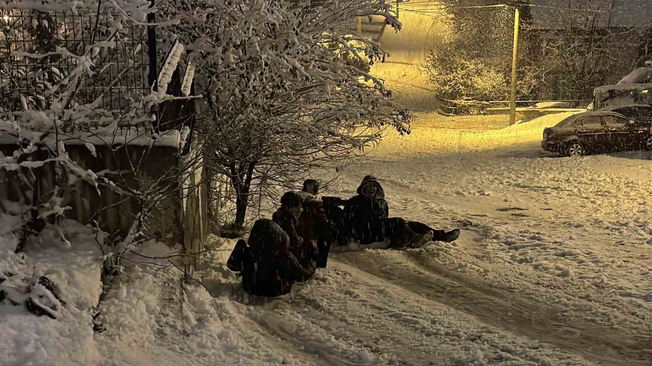 KARABÜK’TE ETKİLİ OLAN KAR YAĞIŞI SÜRÜCÜLERE ZOR ANLAR YAŞATIRKEN, ÇOCUKLARA İSE EĞLENCE...