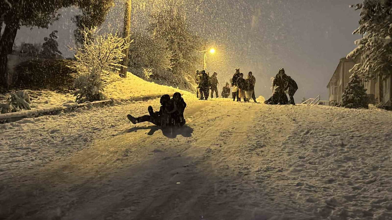 KARABÜK’TE ETKİLİ OLAN KAR YAĞIŞI SÜRÜCÜLERE ZOR ANLAR YAŞATIRKEN, ÇOCUKLARA İSE EĞLENCE...