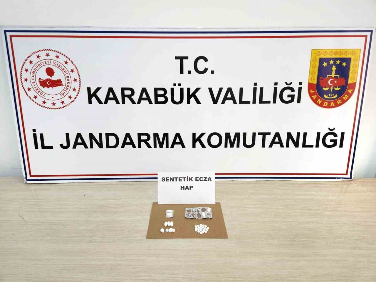 KARABÜK’TE JANDARMA EKİPLERİNCE DÜZENLENEN UYUŞTURUCU OPERASYONLARINDA SENTETİK ECZA HAP VE...