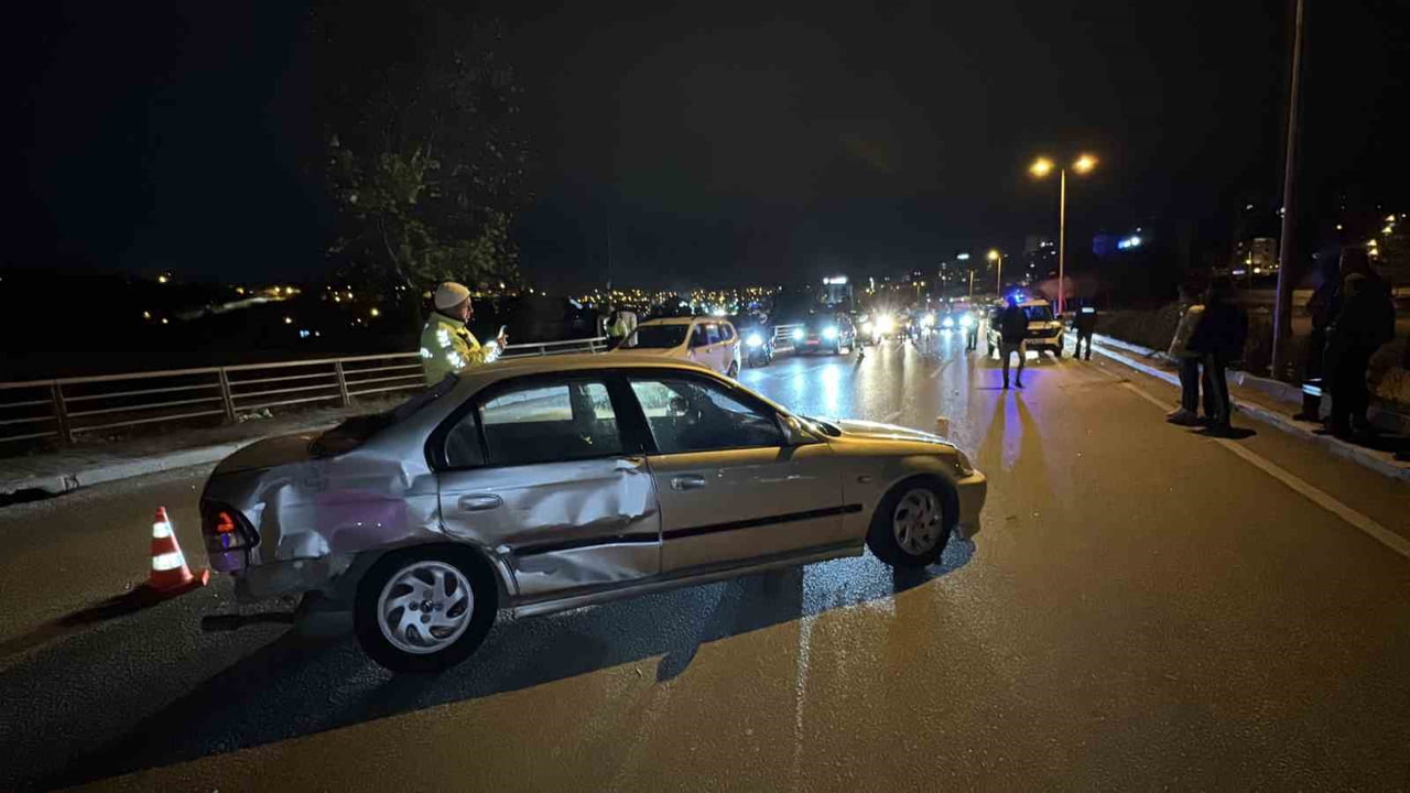 KARABÜK’TE OTOMOBİL İLE HAFİF TİCARİ ARACIN ÇARPIŞMASI SONUCU MEYDANA GELEN TRAFİK KAZASINDA 3...