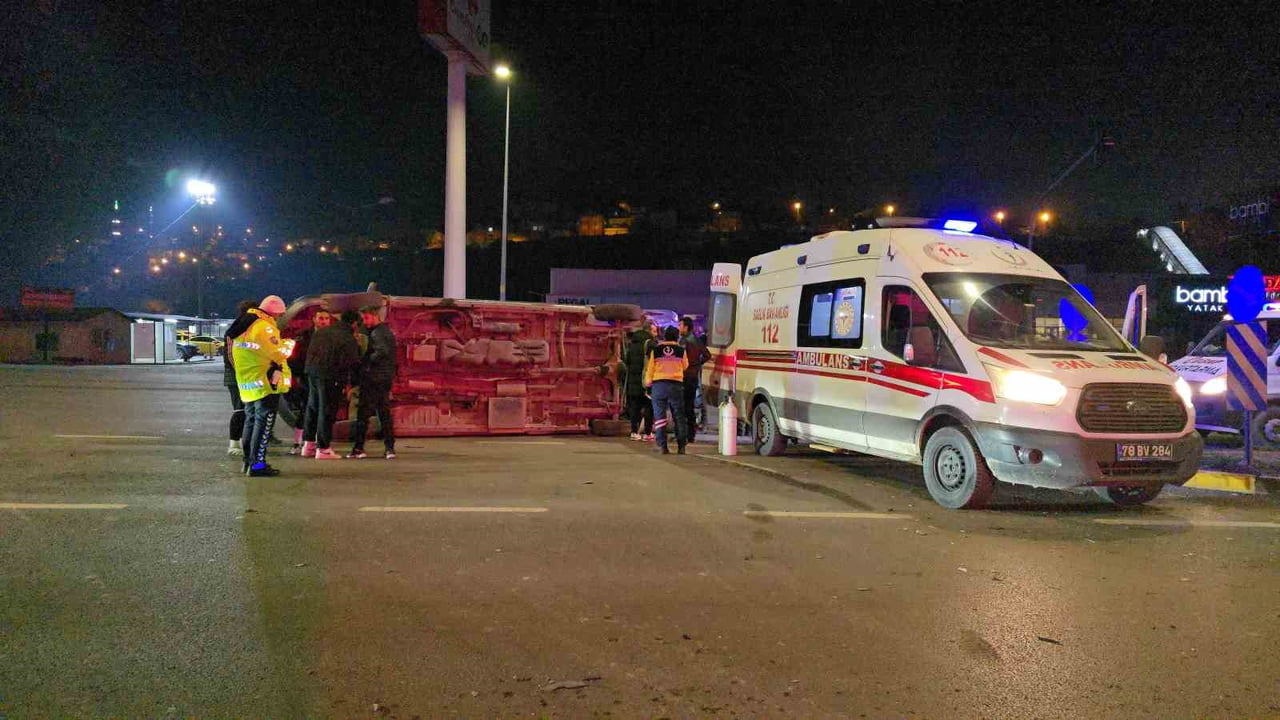 KARABÜK’TE OTOMOBİLLE ÇARPIŞAN AMBULANSIN DEVRİLMESİ SONUCU MEYDANA GELEN KAZADA 3 SAĞLIK ÇALIŞANI...