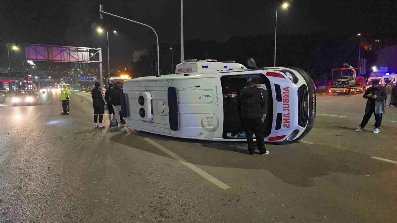 KARABÜK’TE OTOMOBİLLE ÇARPIŞAN AMBULANSIN DEVRİLMESİ SONUCU MEYDANA GELEN KAZADA 3 SAĞLIK ÇALIŞANI...
