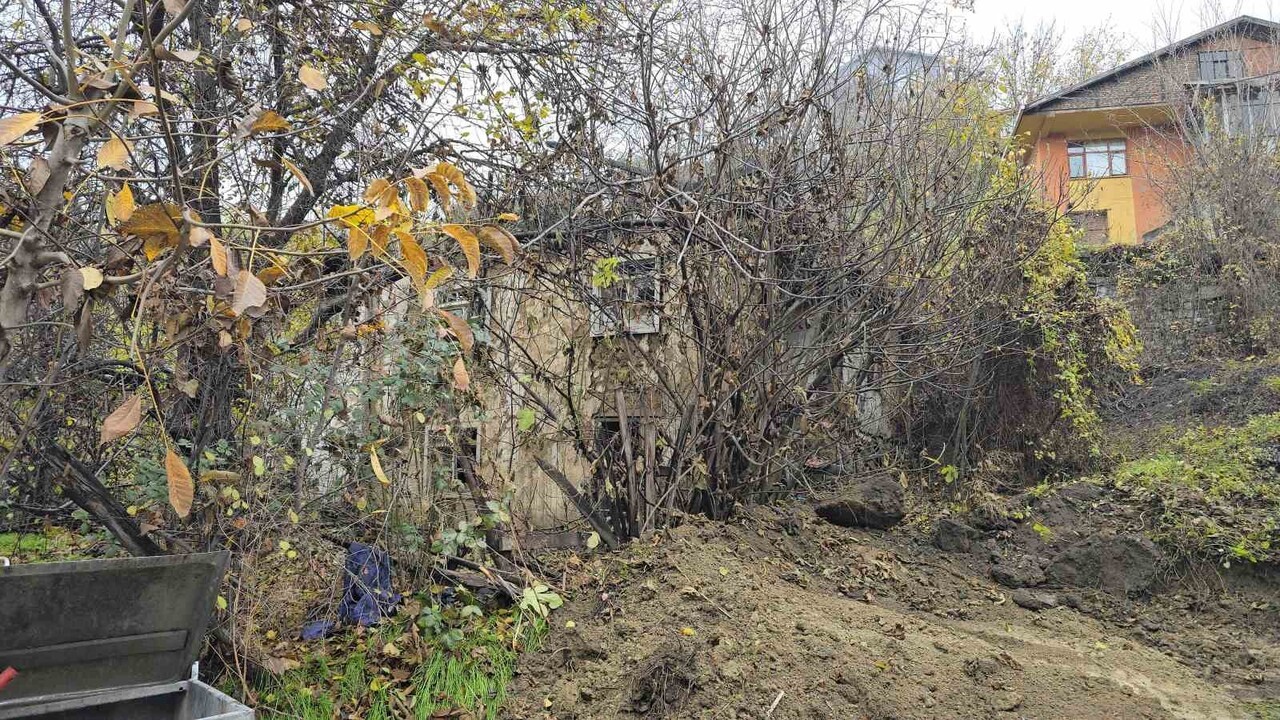 KARABÜK’TE SABAH SAATLERİNDE METRUK BİR BİNADA ÇIKAN YANGIN, İTFAİYENİN HIZLI MÜDAHALESİ SAYESİNDE...