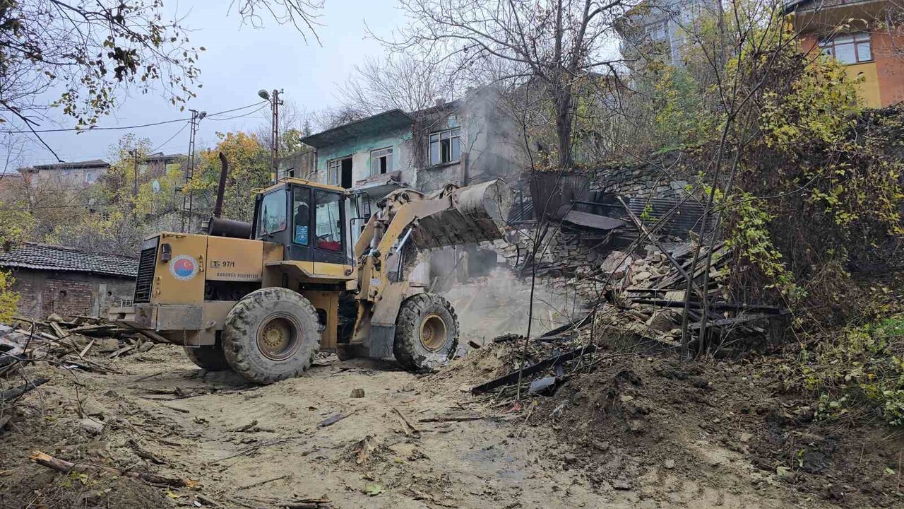 KARABÜK’TE SABAH SAATLERİNDE METRUK BİR BİNADA ÇIKAN YANGIN, İTFAİYENİN HIZLI MÜDAHALESİ SAYESİNDE...