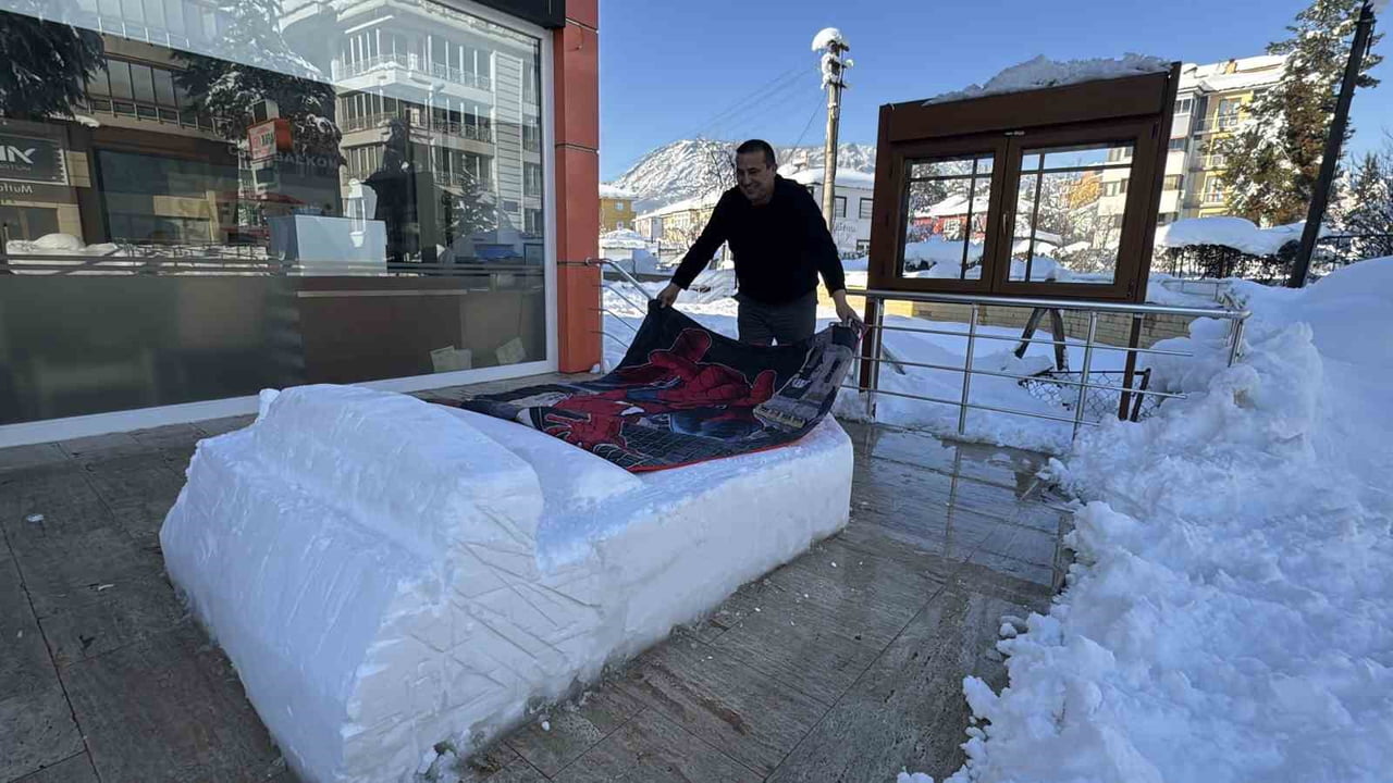 KARABÜK’ÜN SAFRANBOLU İLÇESİNDE BİR ESNAF, KAR YAĞIŞINI FIRSATA ÇEVİREREK DÜKKANININ ÖNÜNE KARDAN...