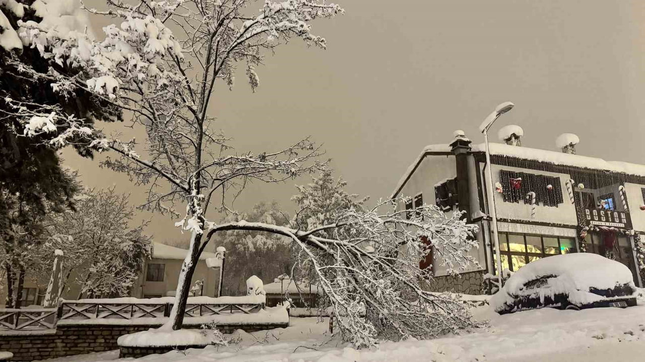 KARABÜK’ÜN SAFRANBOLU İLÇESİNDE ETKİSİNİ SÜRDÜREN KAR YAĞIŞI NEDENİYLE BİRÇOK NOKTADA KAR...