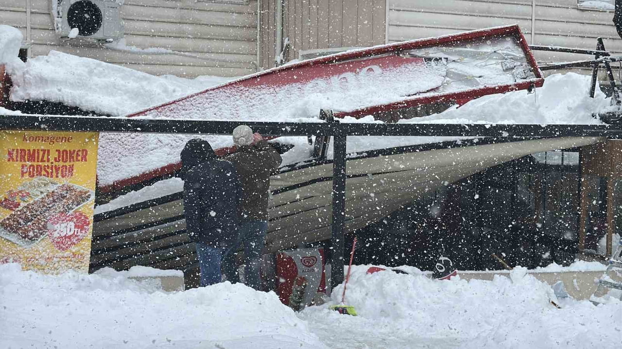 KARABÜK’ÜN SAFRANBOLU İLÇESİNDE KAR AĞIRLIĞINI KALDIRAMAYAN BAZI İŞ YERLERİNİN ÇATILARI İLE...