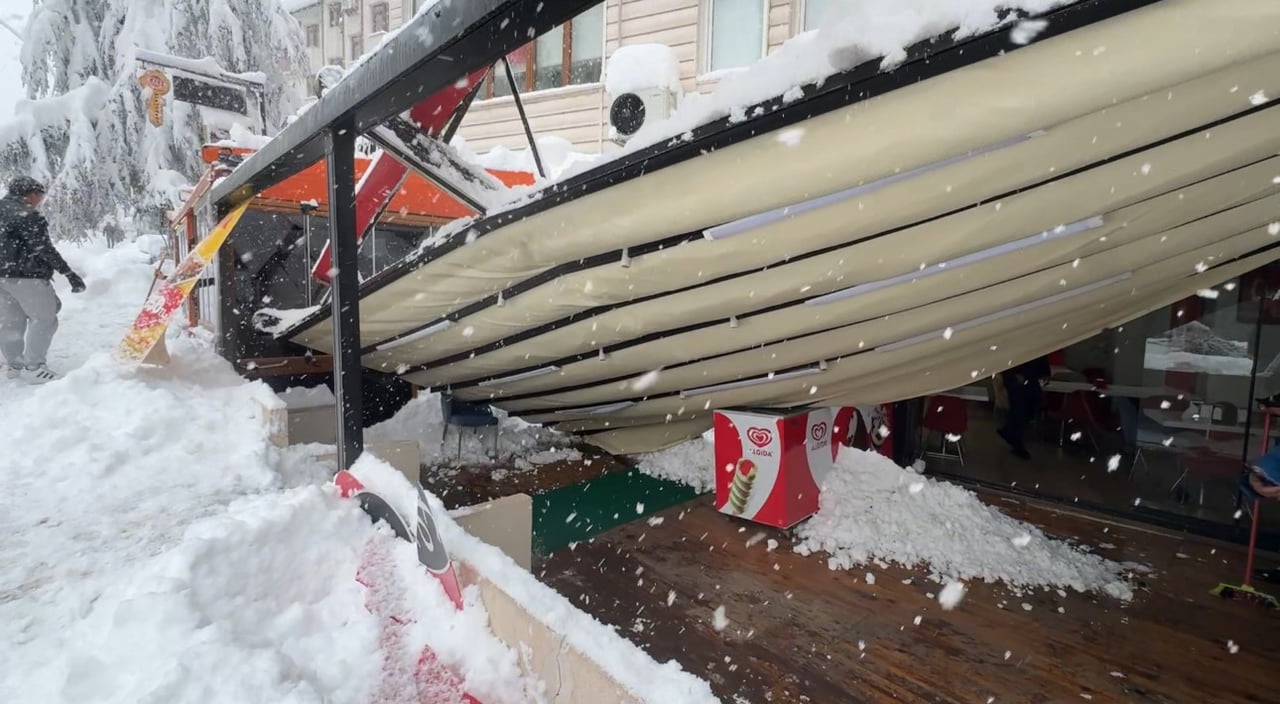 KARABÜK’ÜN SAFRANBOLU İLÇESİNDE KAR AĞIRLIĞINI KALDIRAMAYAN BAZI İŞ YERLERİNİN ÇATILARI İLE...