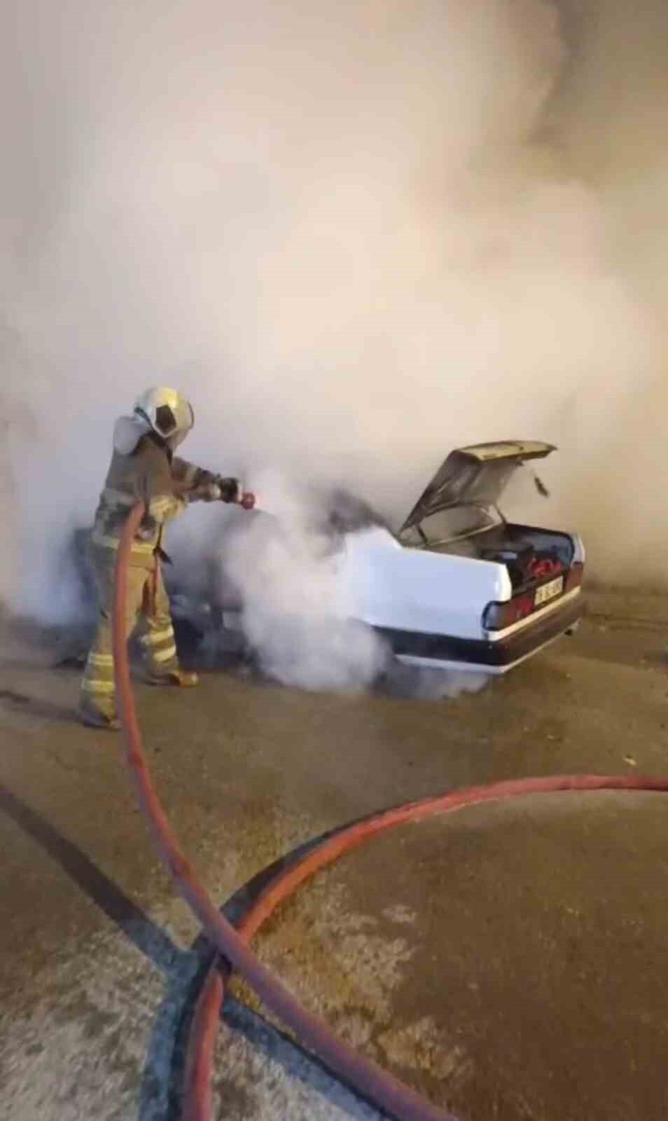 KARABÜK’ÜN SAFRANBOLU İLÇESİNDE PARK HALİNDEYKEN ALEV TOPUNA DÖNEN BİR OTOMOBİL TAMAMEN YANARAK...