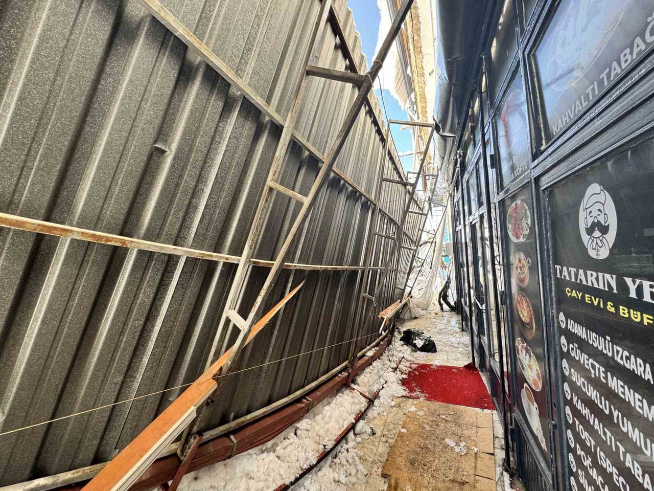 KARABÜK’ÜN SAFRANBOLU İLÇESİNDE, SANAYİ SİTESİNDE BULUNAN İŞ YERLERİNE AİT SUNDURMALAR YOĞUN KAR...